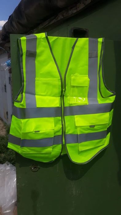 Магазин реализует сигнальные жилеты