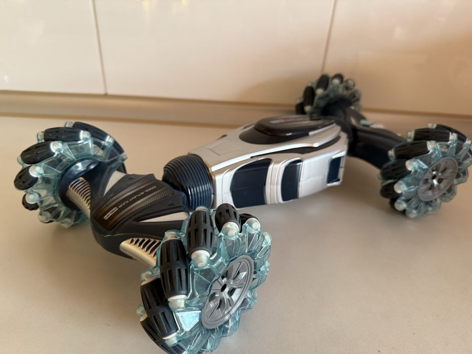 Машина робот на пульте управления