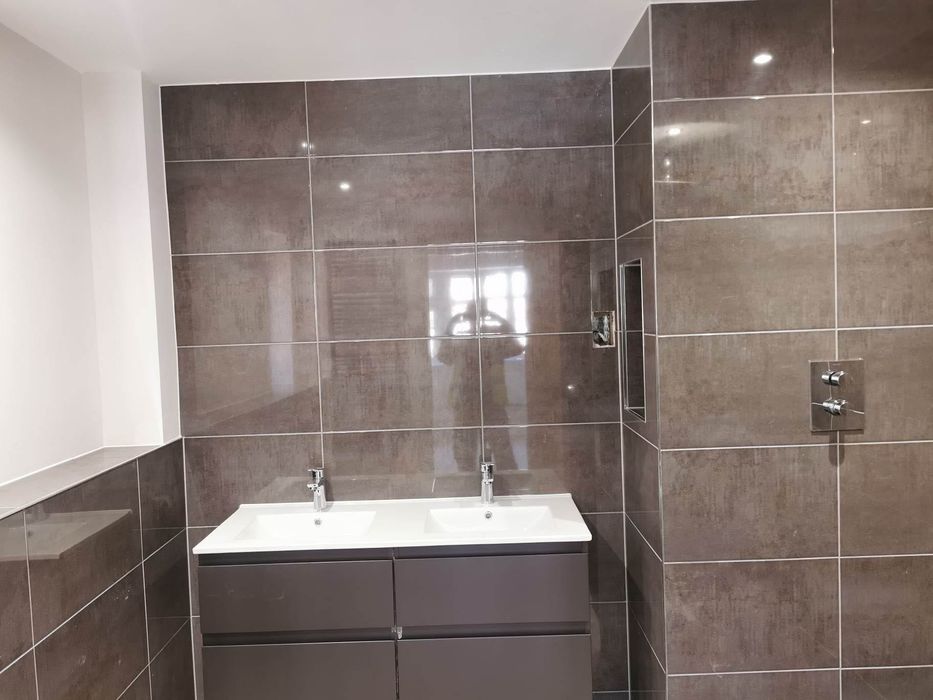 Placări precise și durabile cu: gresie, faianță, piatră naturală etc.