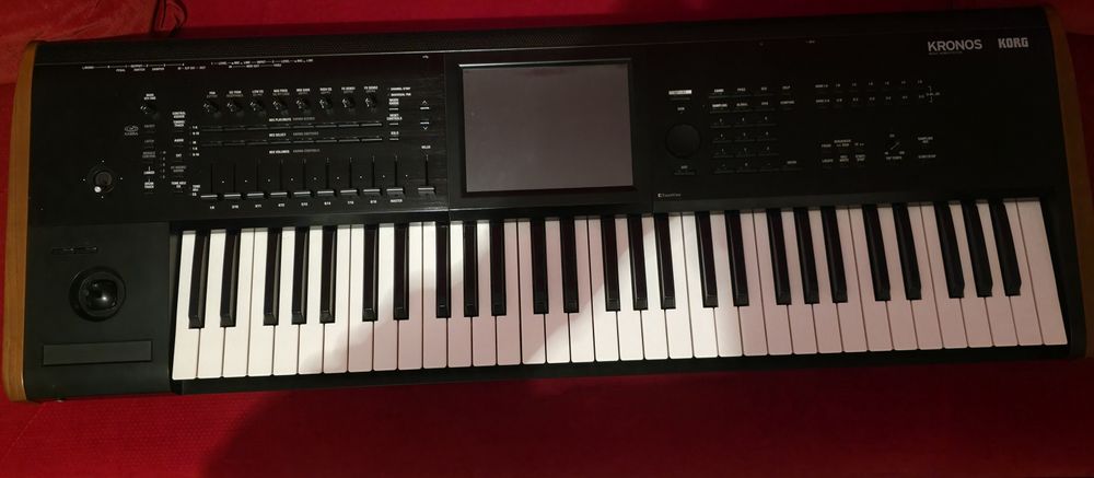 Vând Korg Kronos 2