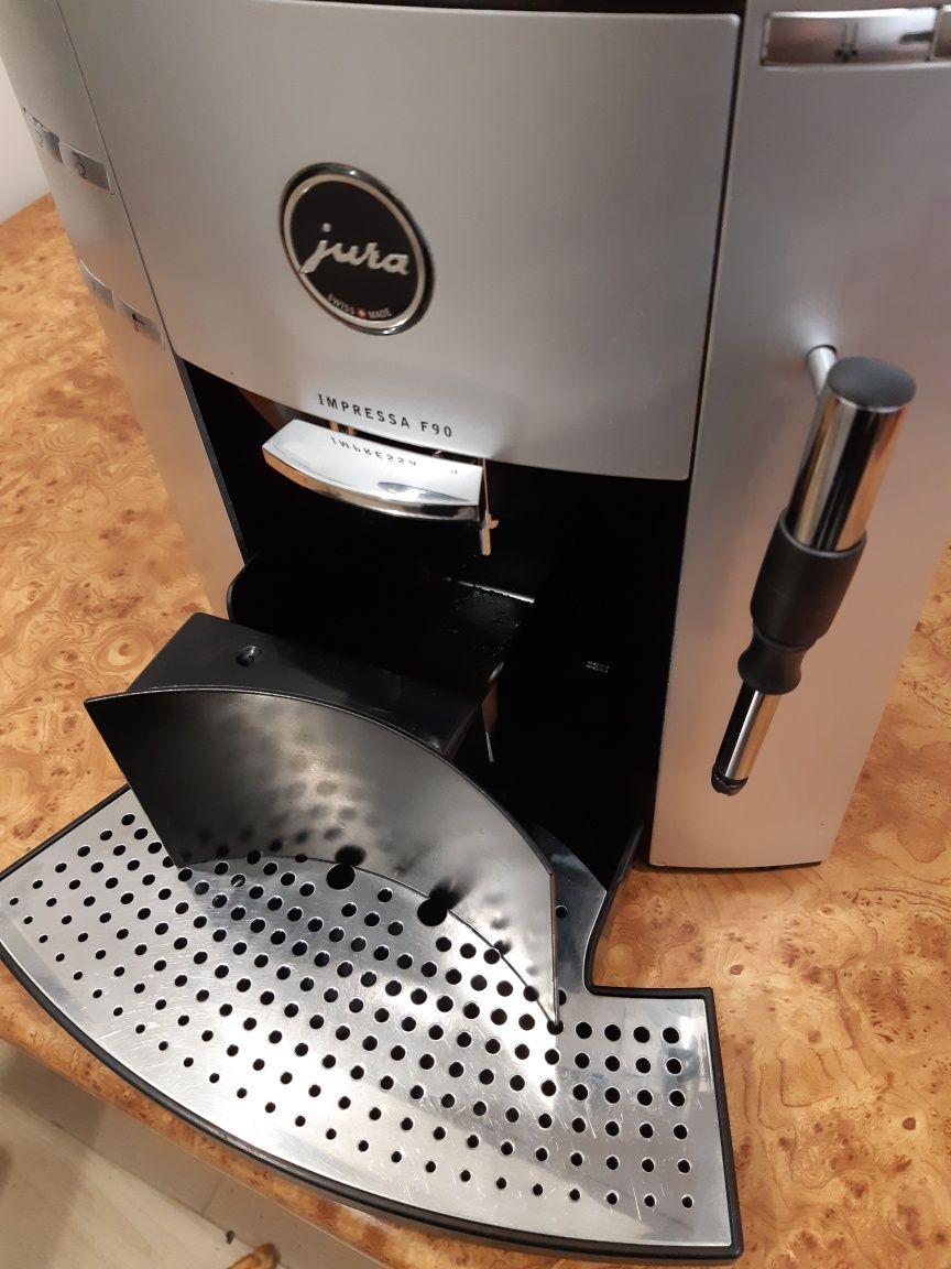 Vând espressor automat Jura Impressa  F90