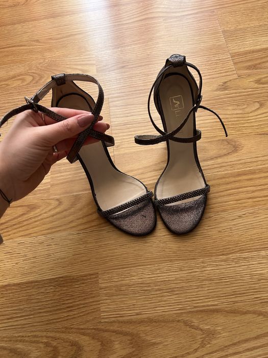 Sandale cu bretele 37