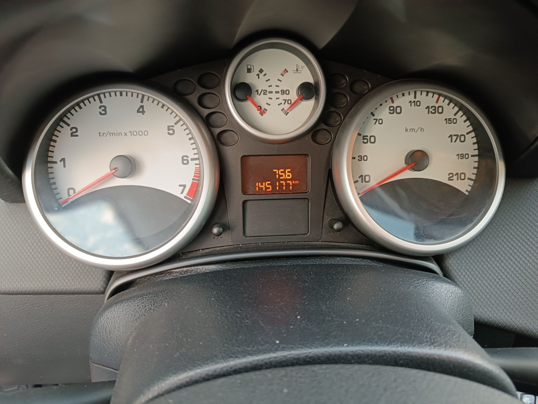 Пежо 207 1.4i 75к.с климатик газ