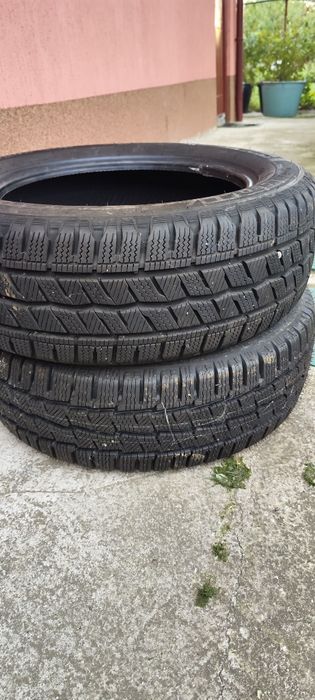 Vând 2 cauciucuri Hankook 215 60 R17 C
