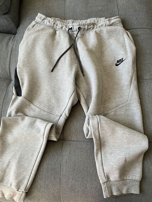 Оригинално долнище Nike tech fleece