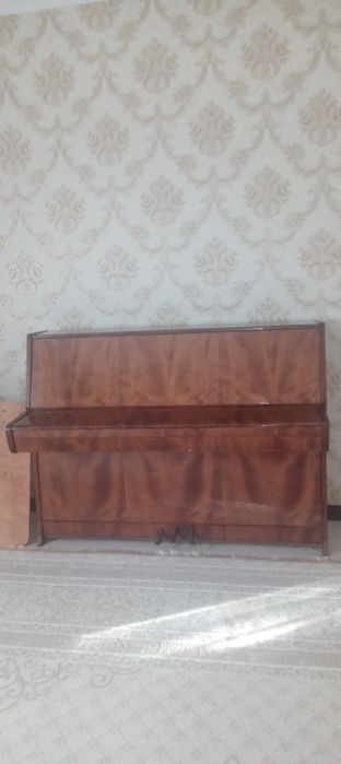 Продам пианино в отличном состоянии  (лакированное дерево, чистый зв