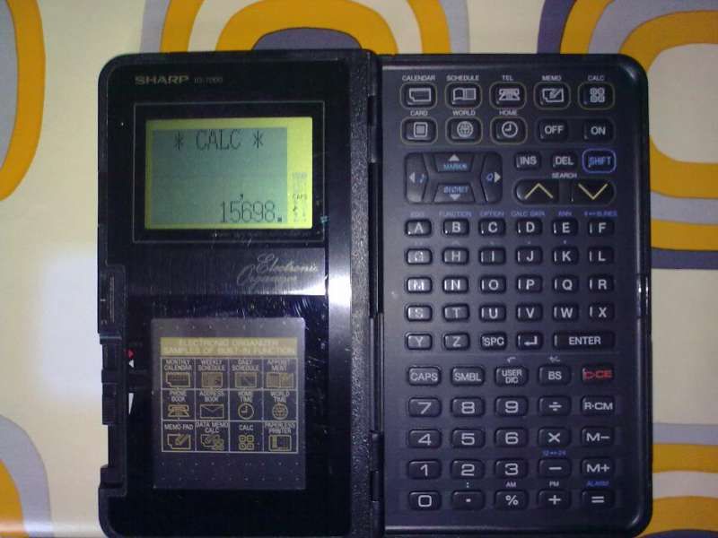Sharp IQ-7000 - ретро органайзер, бележник, калкулатор.