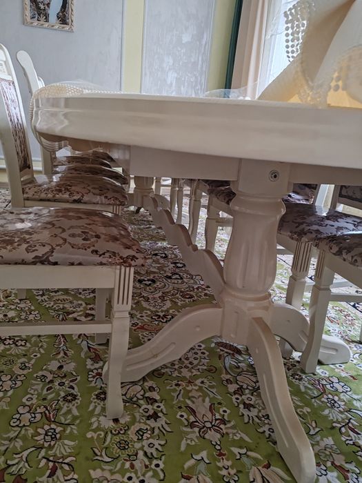 Гостинной стол  и стулья