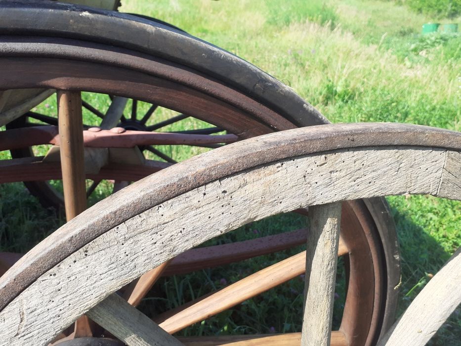 Roți din  lemn cu șină metalică