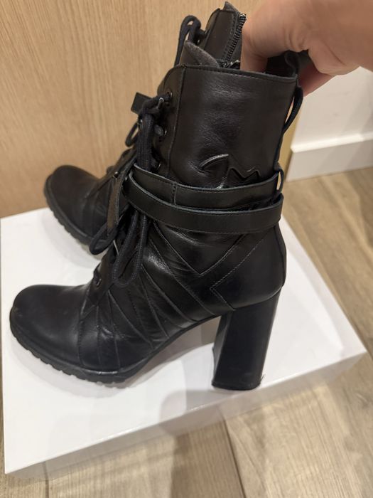 Продавам дамски кожени боти Eva Minge