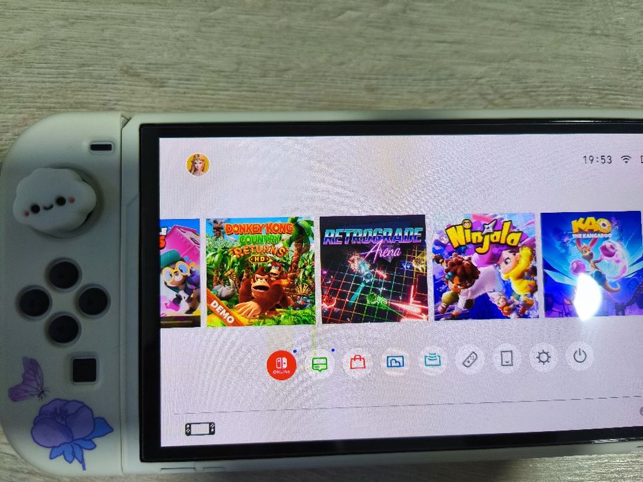 Vând Nintendo Switch OLED în stare impecabilă, folosit ocazional.

• E