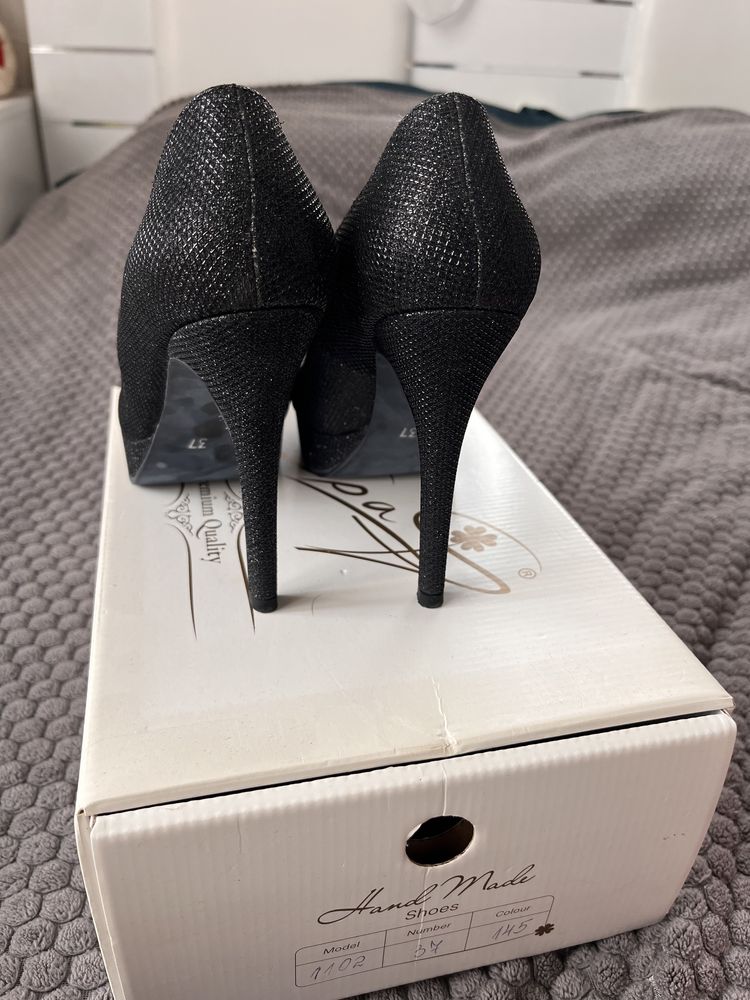 Официални дамски обувки на висок ток