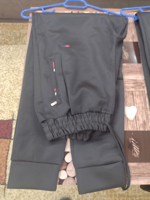 Pantaloni treninguri
