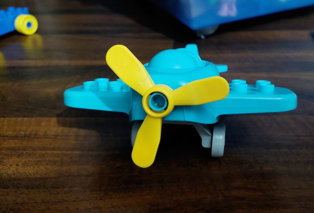 Set trenuleț Lego Duplo cu 2 copii + roată și elicopter