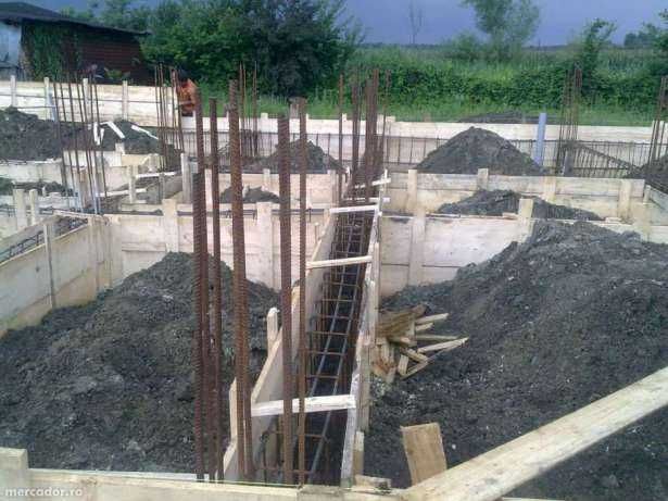 Executam case la rosu  materiale plus manopera