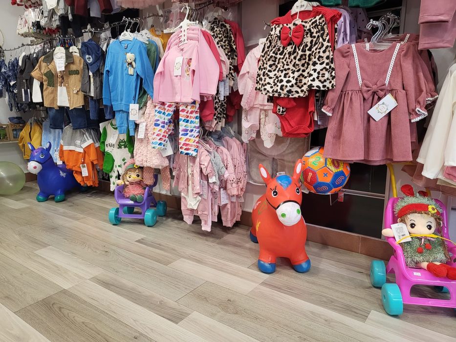 Jucarii si hainute de vanzare