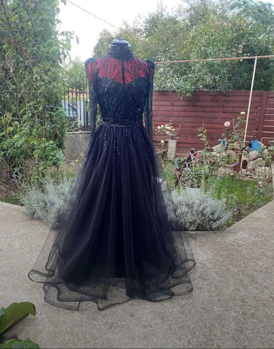 Rochie elegantă neagră cu detalii strălucitoare și tulle vaporos
