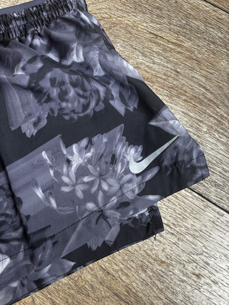 Дамски спортни шорти Nike Dri-Fit / L