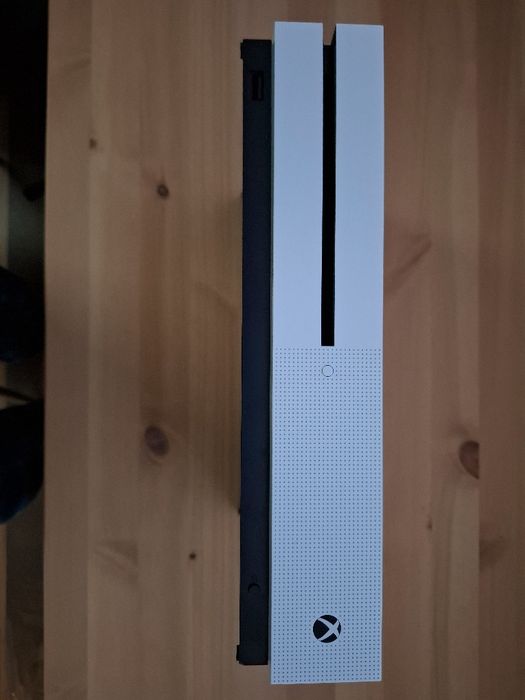Xbox One S 1TB + 12 jocuri + controller nou + cutie originală