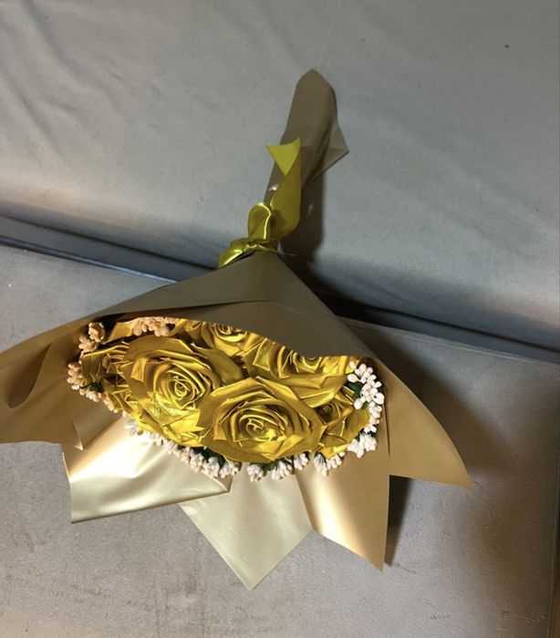 Buchet 11 trandafiri gold cu stamine