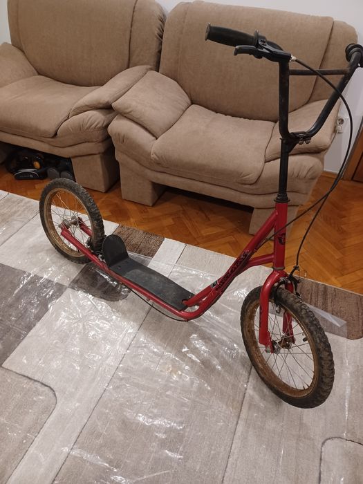 Trotineta ieftină cu roți mari