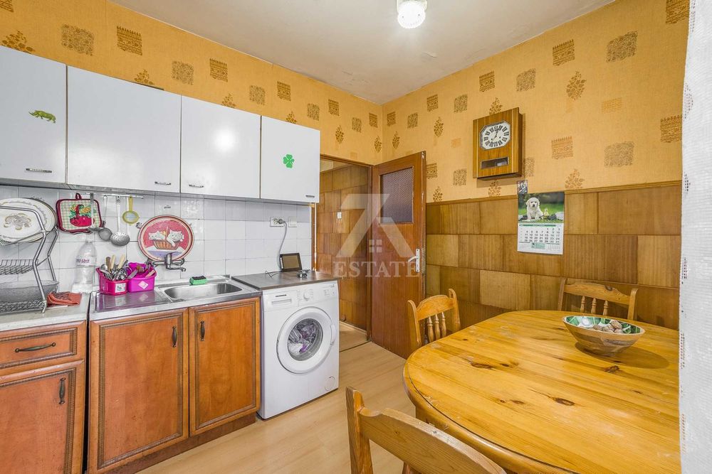Продава се 3- стаен, южен апартамент в ж. к. Изток- гр. Перник