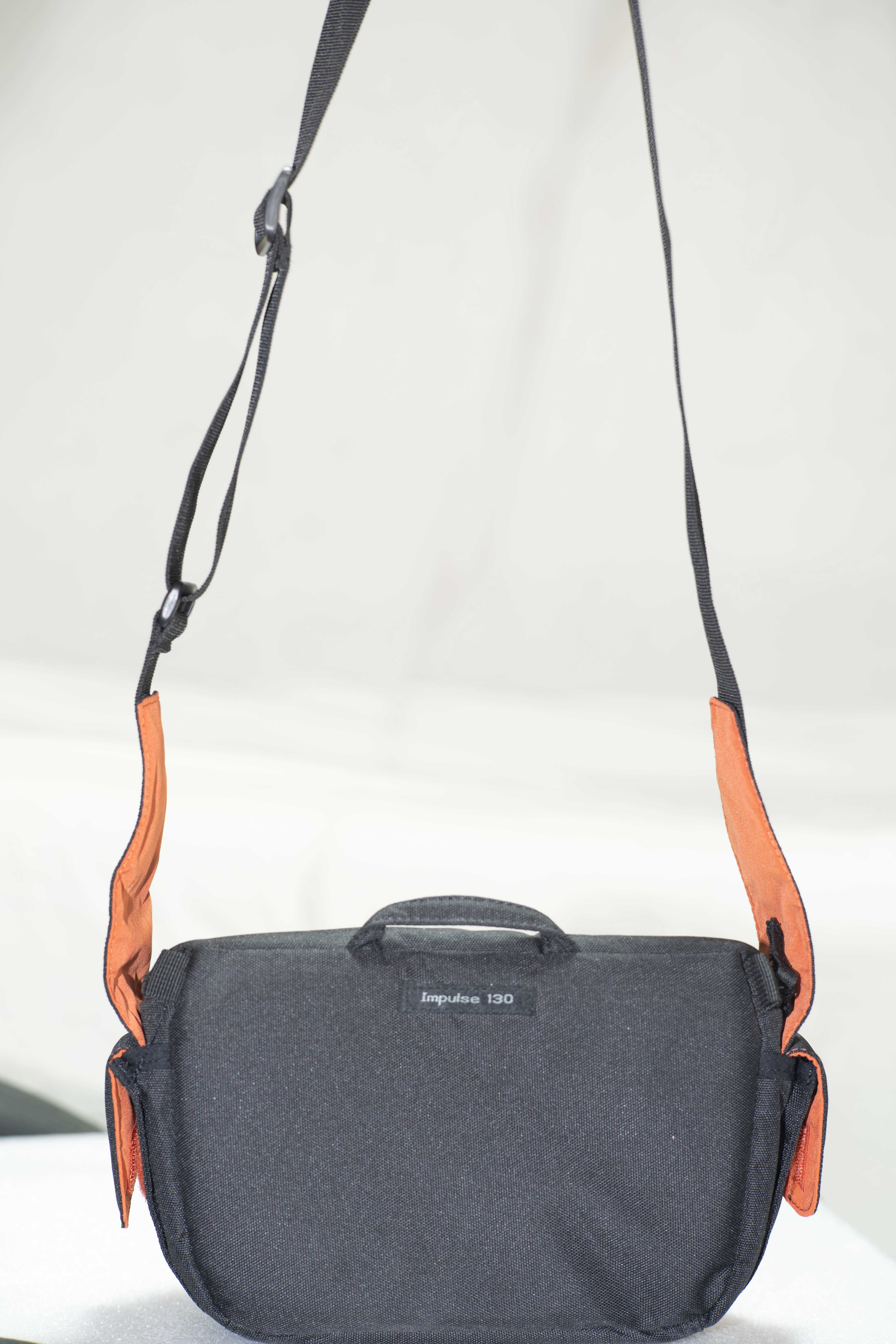 Фотографска чанта за  рамо LOWEPRO Impulse 130 с двойно  закопчаване