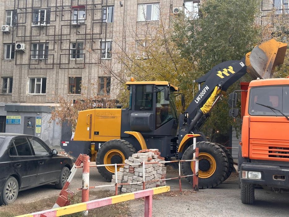 Вывоз мусора . Погрузчик и камаз