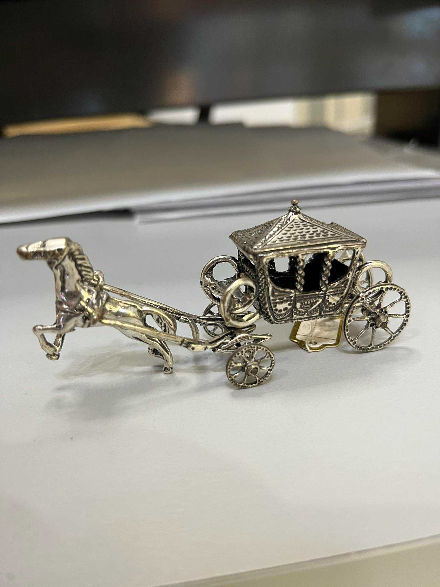 Уникална сребърна колесница