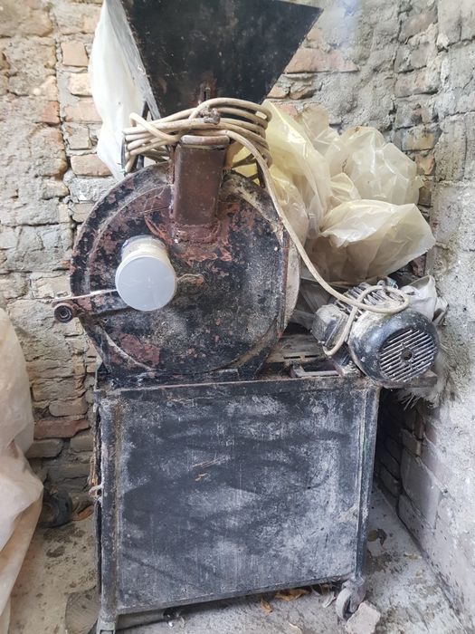 Vand moară macinat porumb