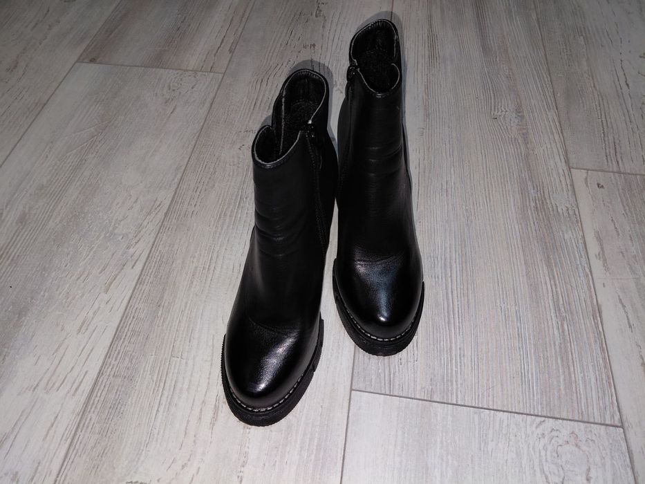 Черни боти на ток