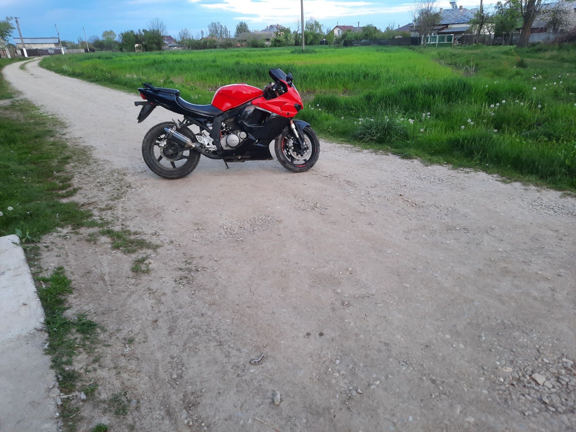 Vând hyosung gt250r