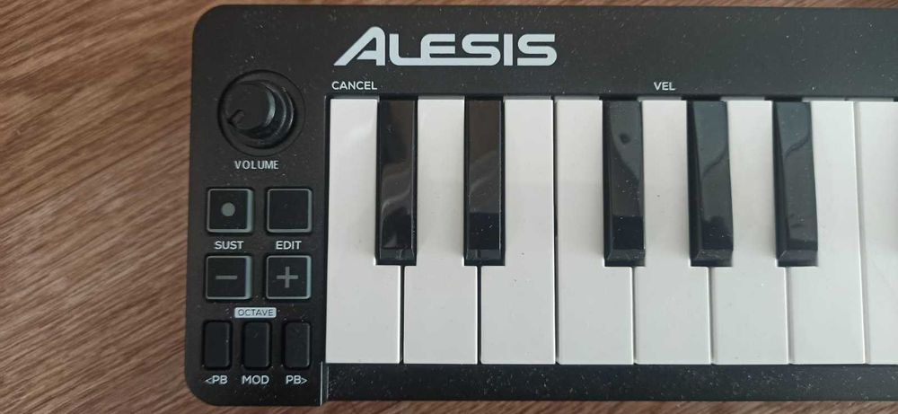 MIDI-клавиатура Alesis Q-Mini — 32 клавиши. Б/у