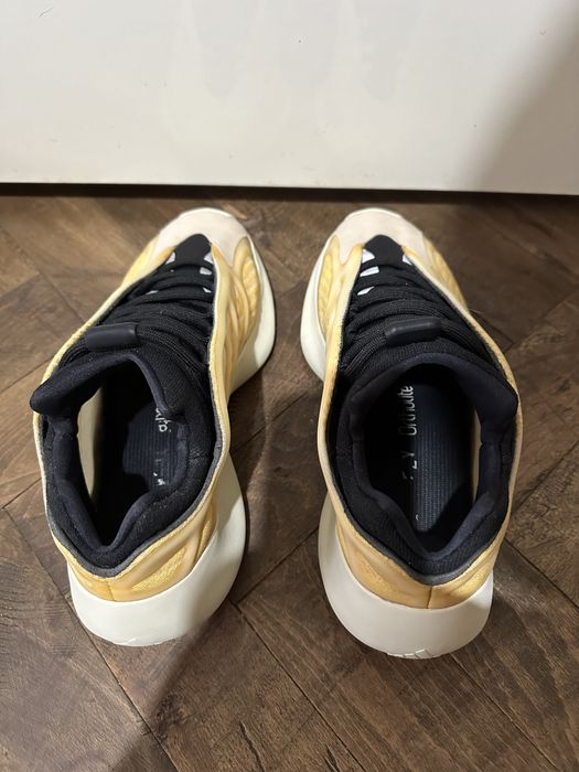 Yeezy x Adidas 700 v3 mono safflower