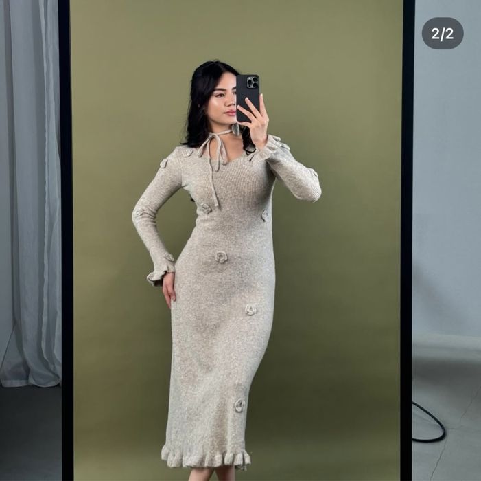 Платье серое с розочками