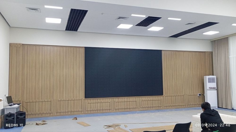 oʻfis mebellari va devor ashibkalar