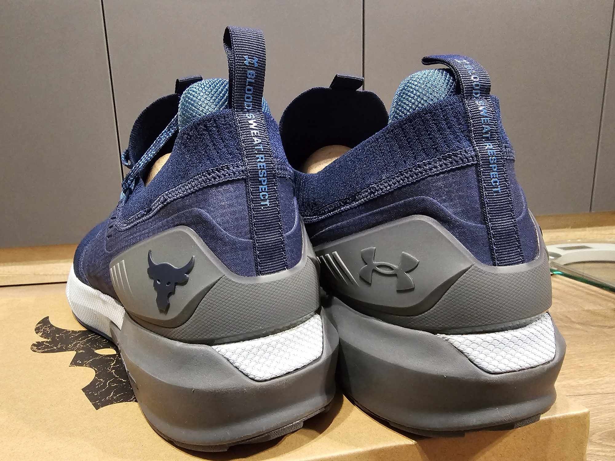 Under Armour UA Project Rock3 номер 49,5
NY/GRY / BLEU MARINE/GRIS
HOV