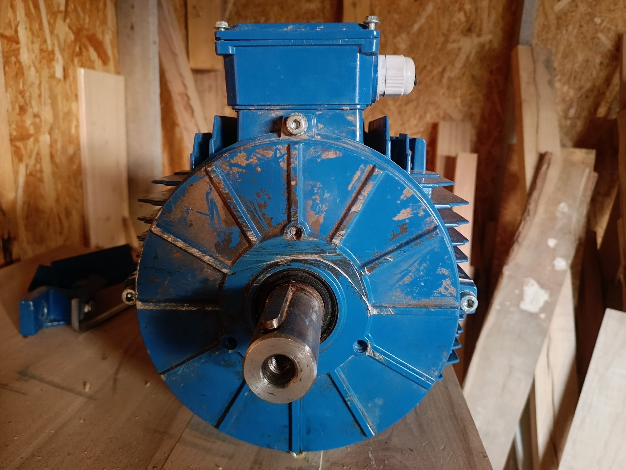 Vând motor trifazic 11kw 3000RPM