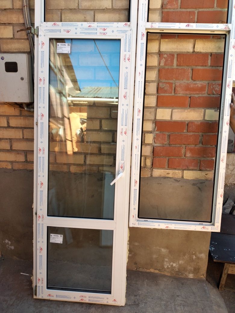 Продается пластиковая дверь с окном комплект