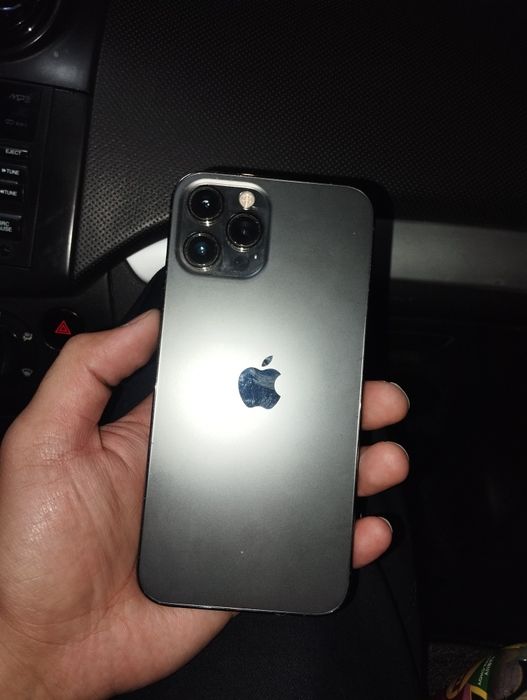 Iphone 12 Pro Max 
Yomkst 77 
Hotira 256 tali 
Karopka dakiment yoqolg