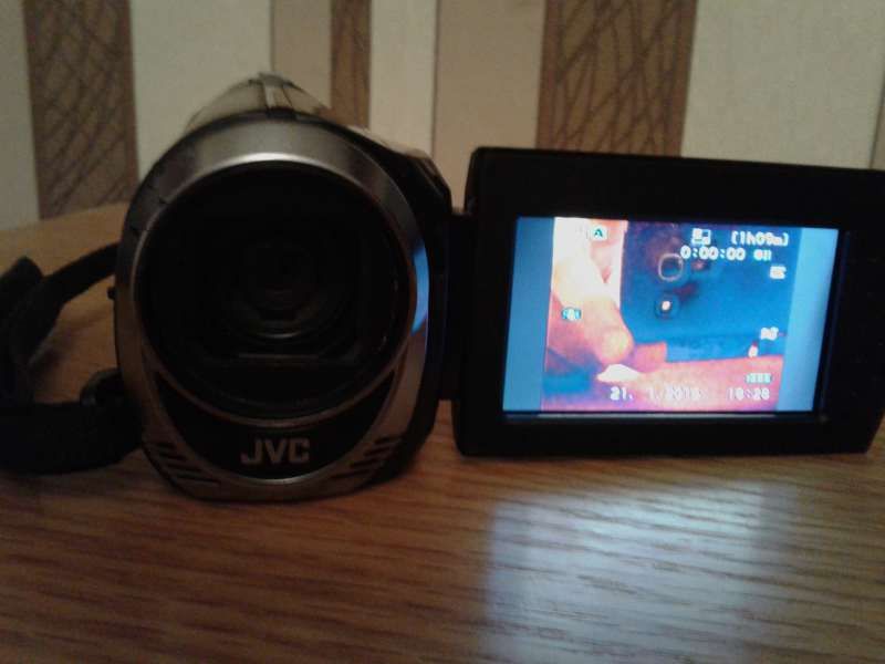 Продавам малка камера JVC