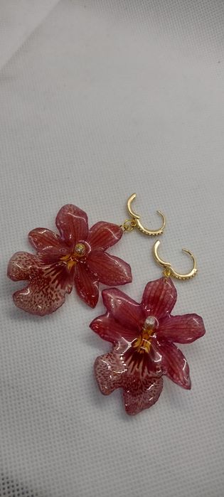 Обеци с естествен цвят на мини орхидея Miltonia.  Цветче с размери 5/4