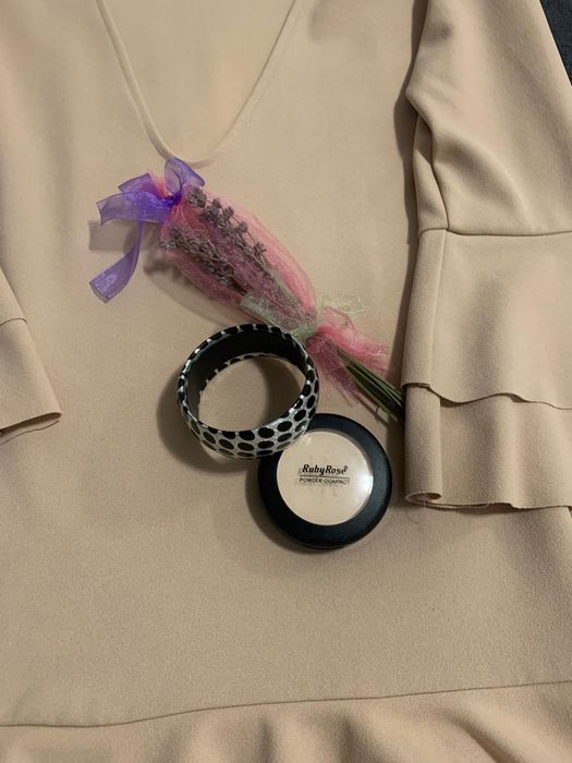 Рокля в нежно кремав цвят, размер М.