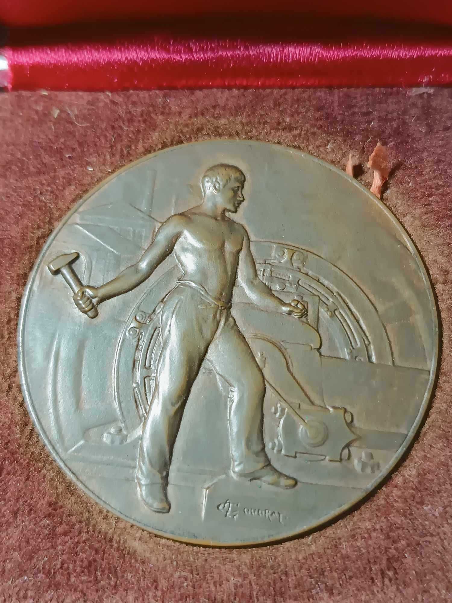 Medalie de colectie cu cutie originala  J. DAMONT 1951 PRET NEGOCIABIL