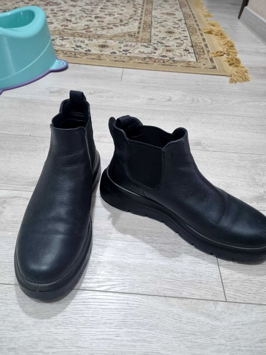 Продаю кожаные ботинки женские