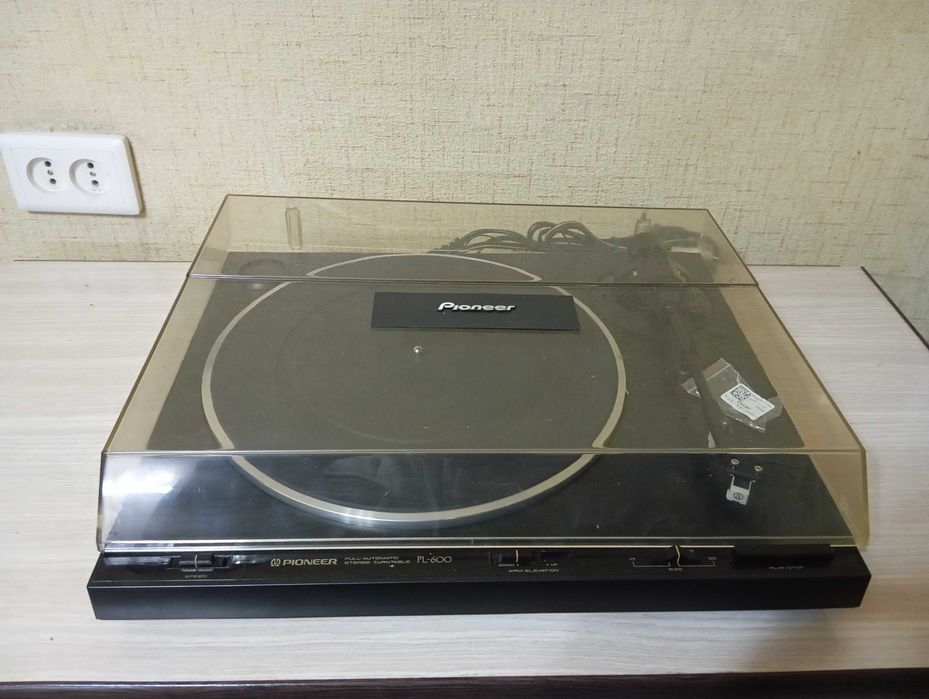 Продам проигрыватель винил дисков PIONEER.
