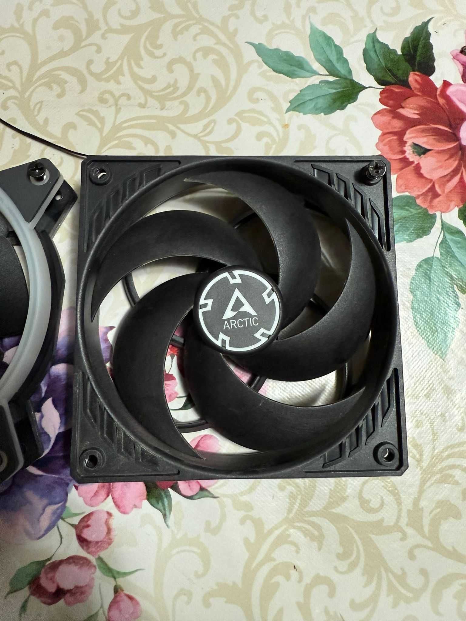 2 ventilatoare ARGB + 1 ventilator Arctic P12