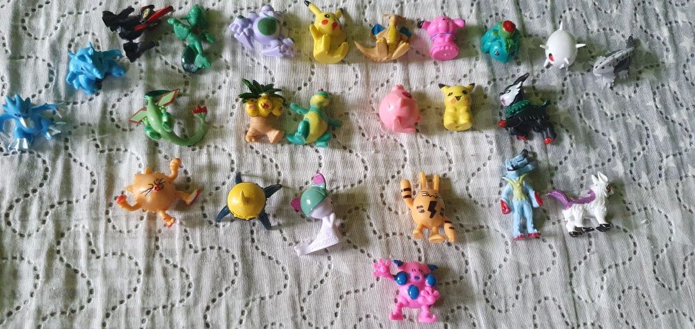 Оригинална Pokemon твърда раница база с 25 фигурки