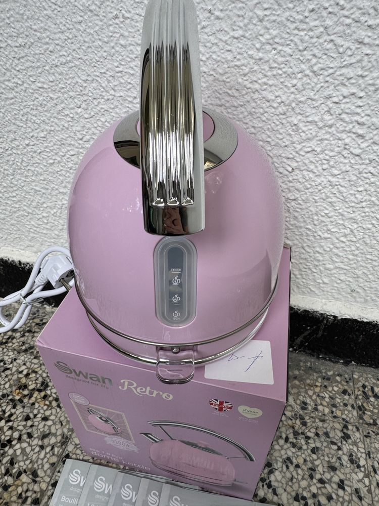 Електрическа Кана, Swan SK14630PNEU, 1.8л, 3000W, Ретро Дизайн, Розова