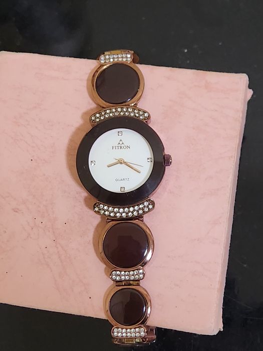 fitron soati buzilmagan, zamonaviy, qutisi bor,